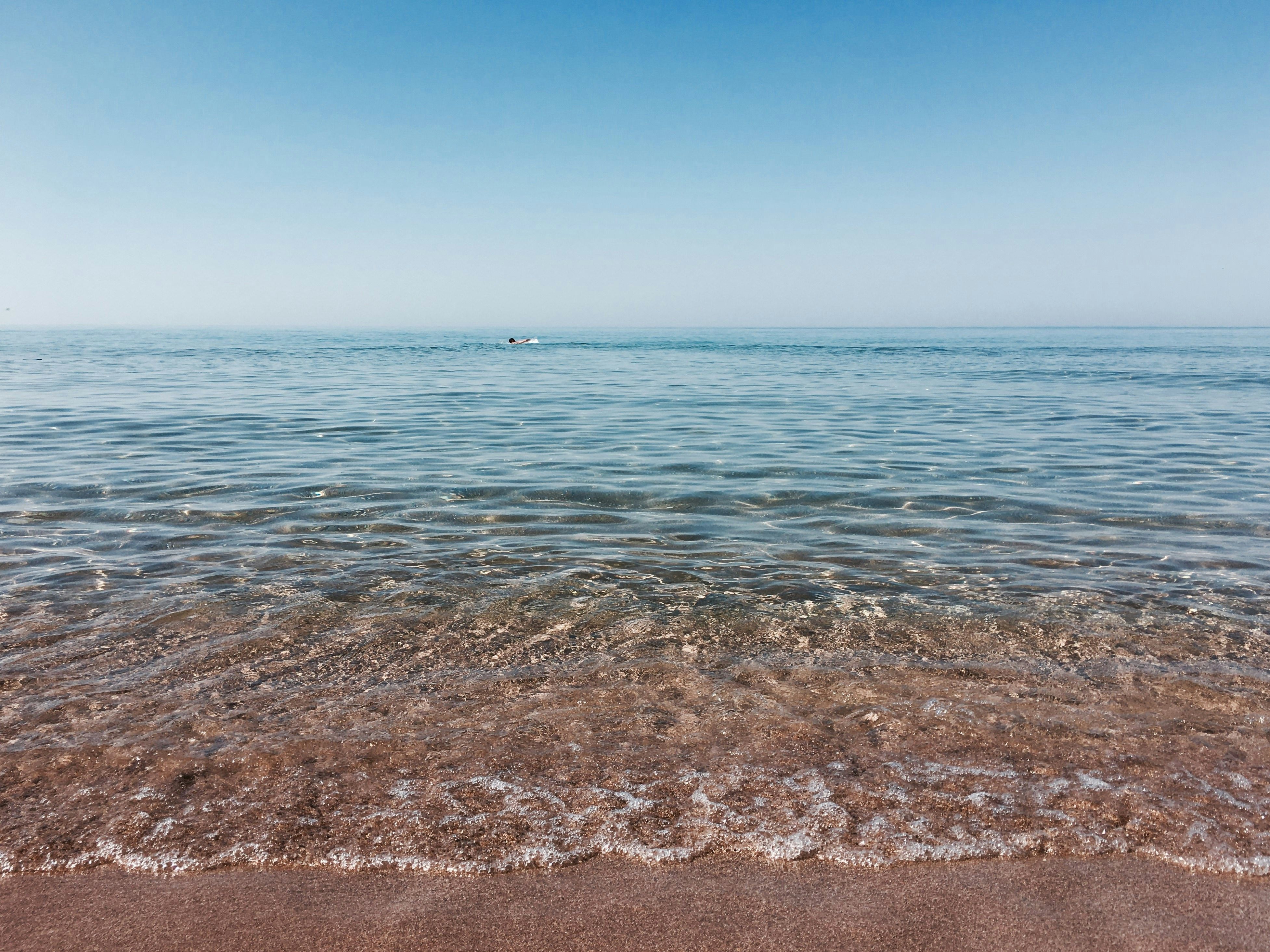 Морская вода в Пляхо летом прогревается до состояния ванны. Источник: unsplash.com