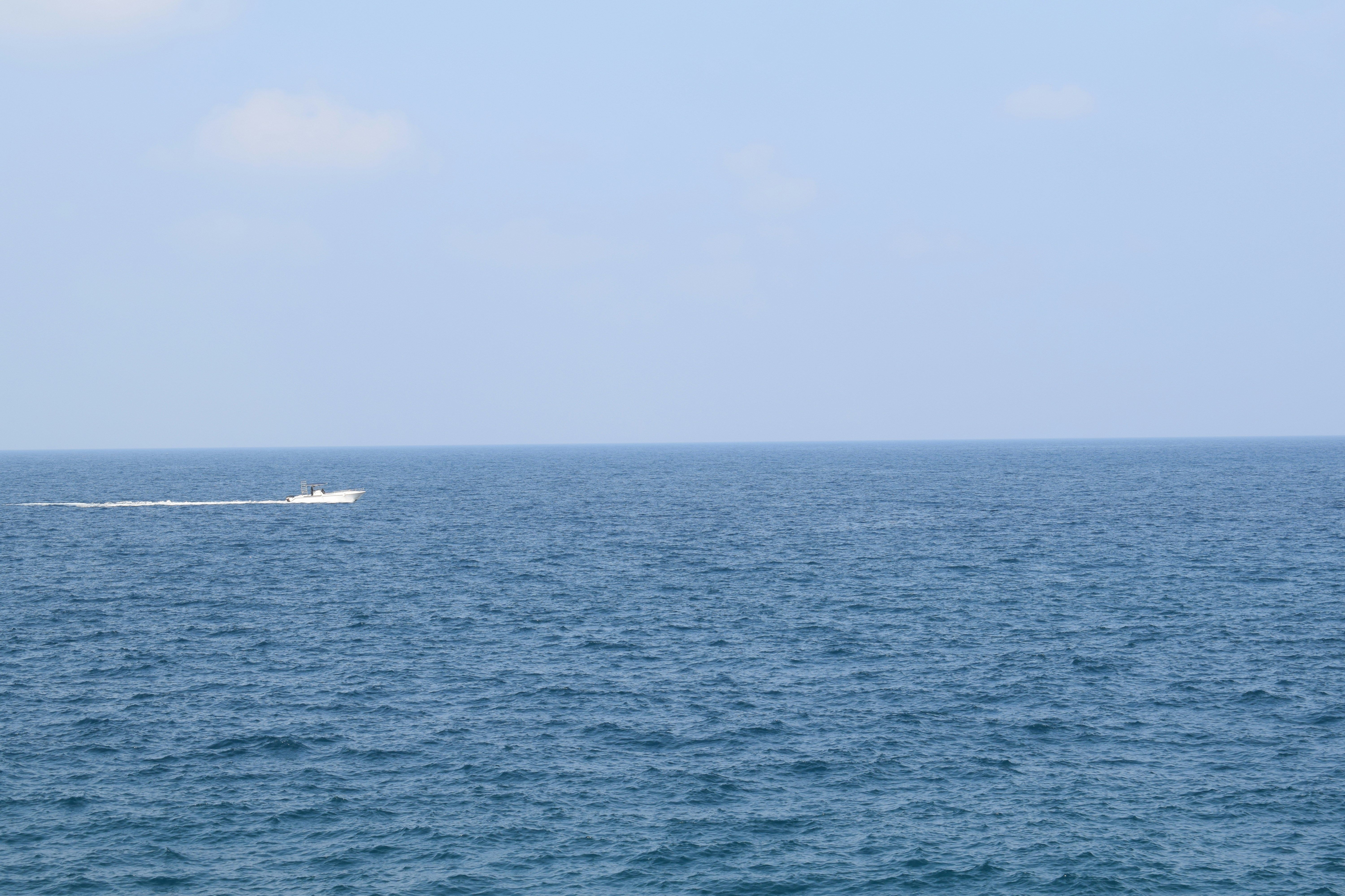 На местных пляжах отдыхающим доступны разного рода морские активности. Источник: unsplash.com