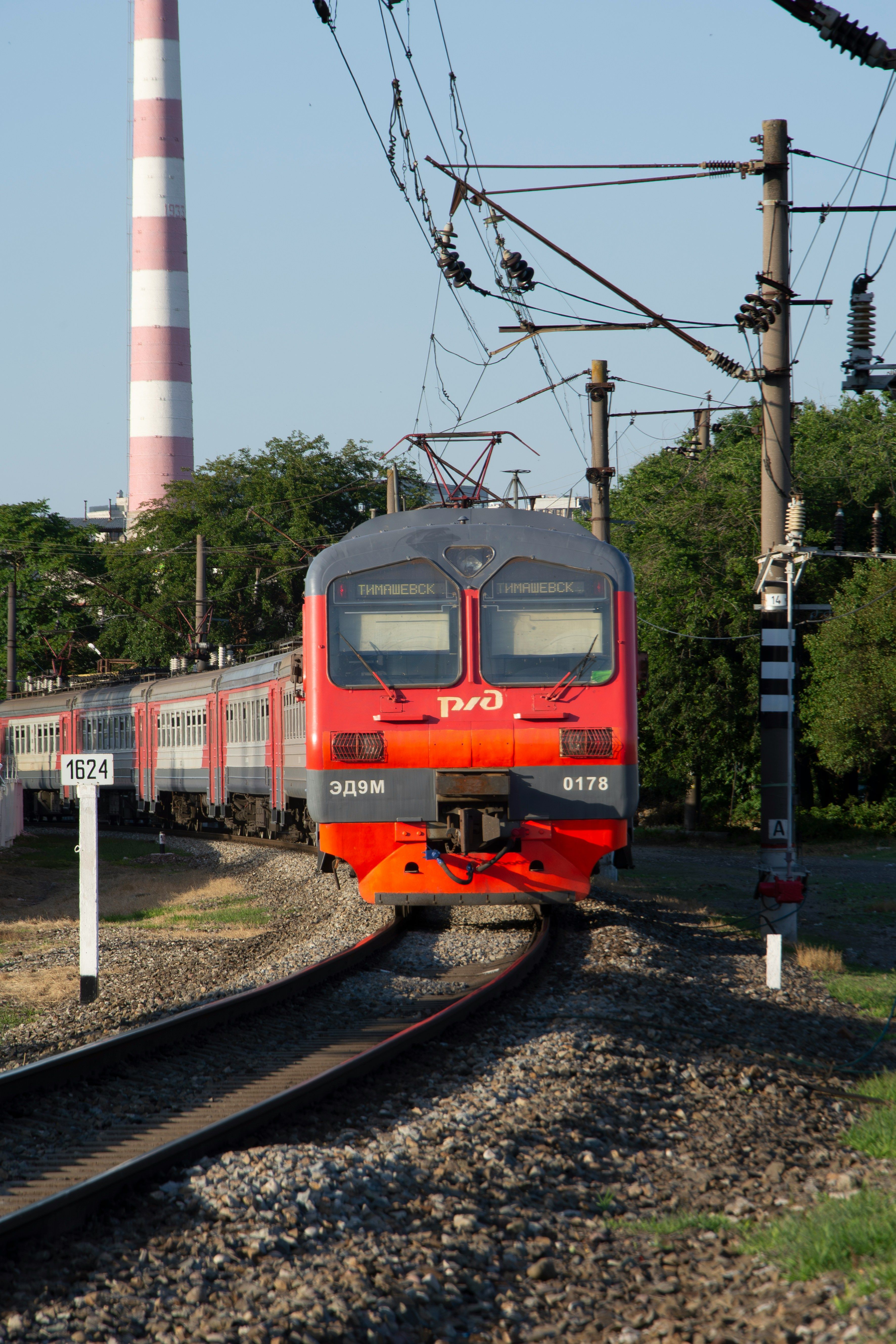 Поезд, прибывающий на ж/д вокзал Краснодара. Источник: unsplash.com