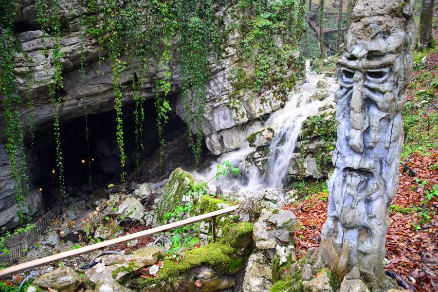 Вход в Воронцовскую пещеру. Фото: tigrotour.kz