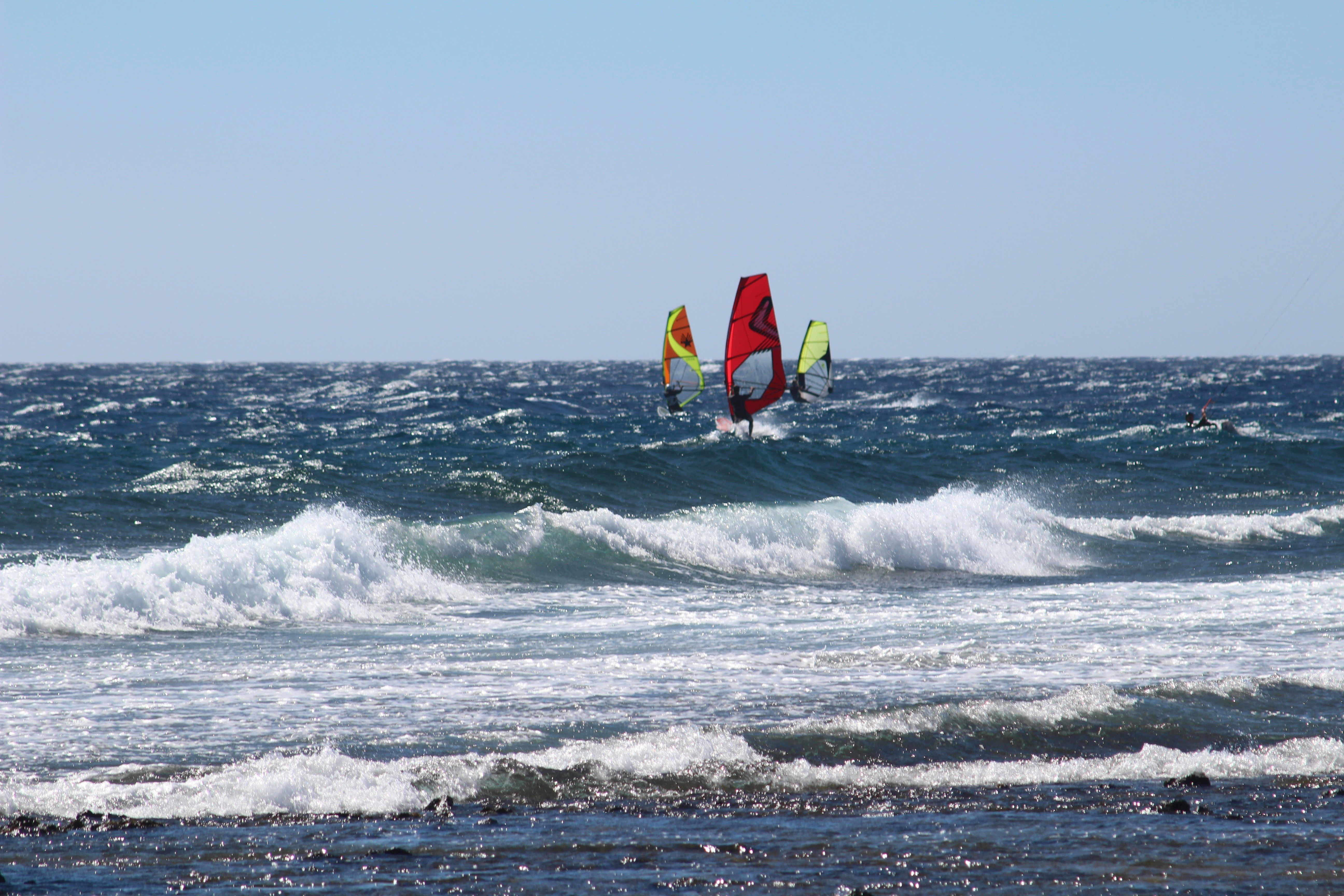 На побережье можно заняться покорением волн. Источник: unsplash.com