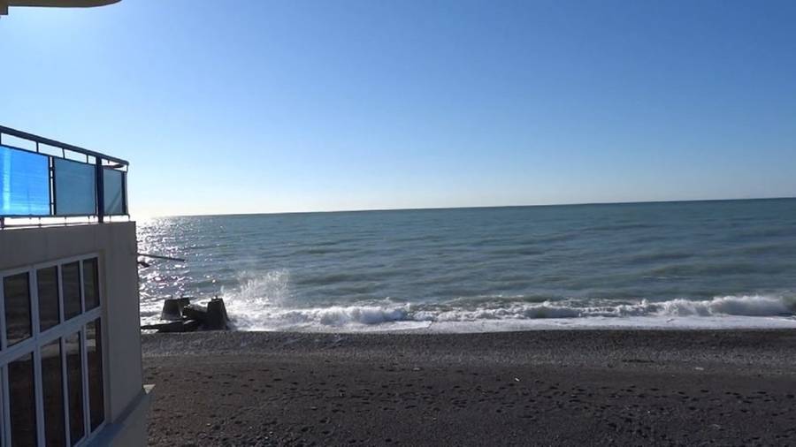 Популярный пляж, расположенный дальше центрального, возле устья реки Псезуапсе. Пляж «Багратион». Фото: Nicko.ru