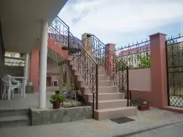 Дворик дома и лестница