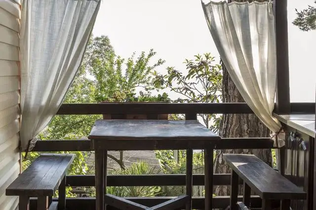 Ваш столик на обеденной веранде с видом на море и горизонт.