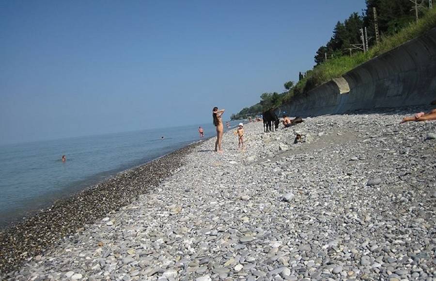 Какой же отечественный курорт без нудистского пляжа? Нудистский пляж Лазаревского. Фото: TrustTravel
