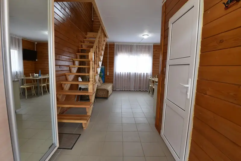 вход в номер,слева шкаф-купе.справа санитарная комната.вперед гостинная-кухня.вверх лестница на 2 этаж