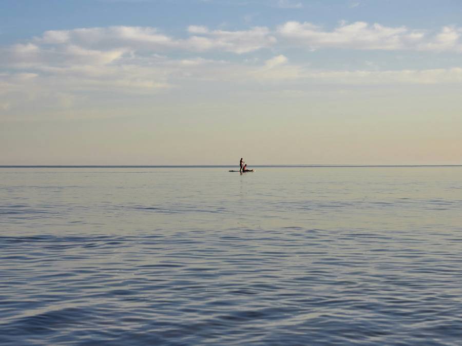 Катание по морю на сапе — популярное развлечение на пляже Чемитоквадже. Источник:&nbsp;unsplash.com