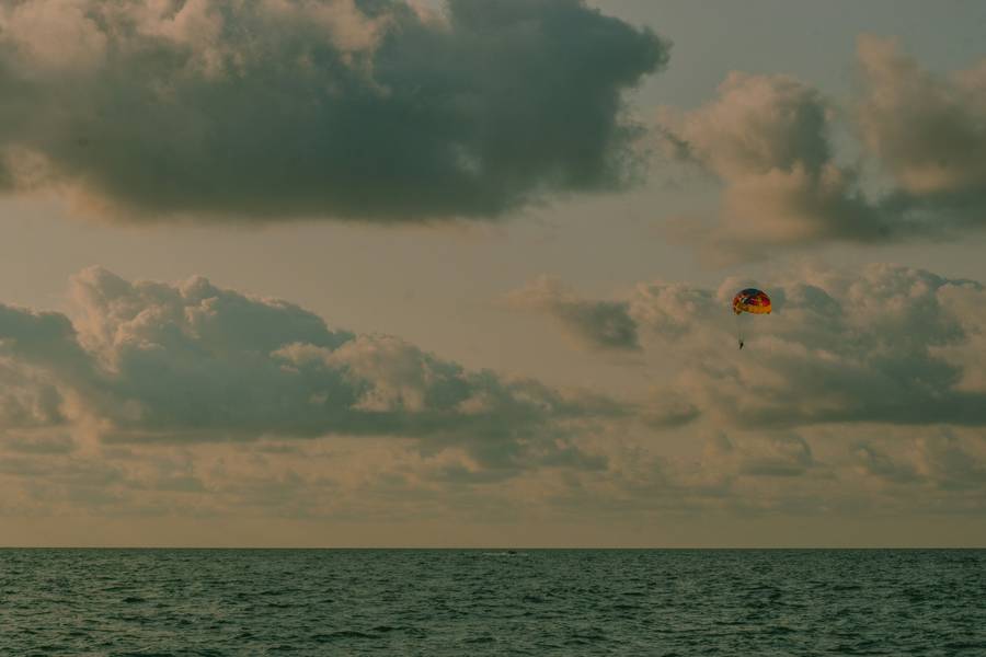 На Центральном пляже небо и море сливаются в гармоничном танце. Источник:&nbsp;unsplash.com