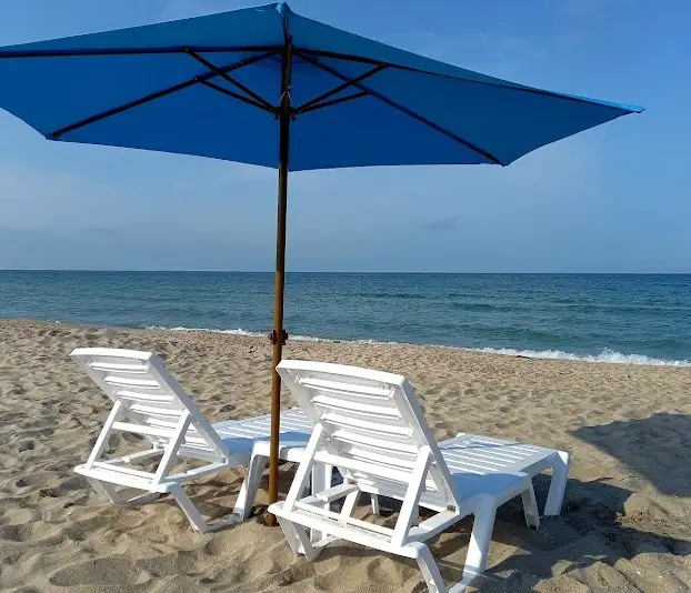 Пляж. Лежаки и зонты бесплатно.
