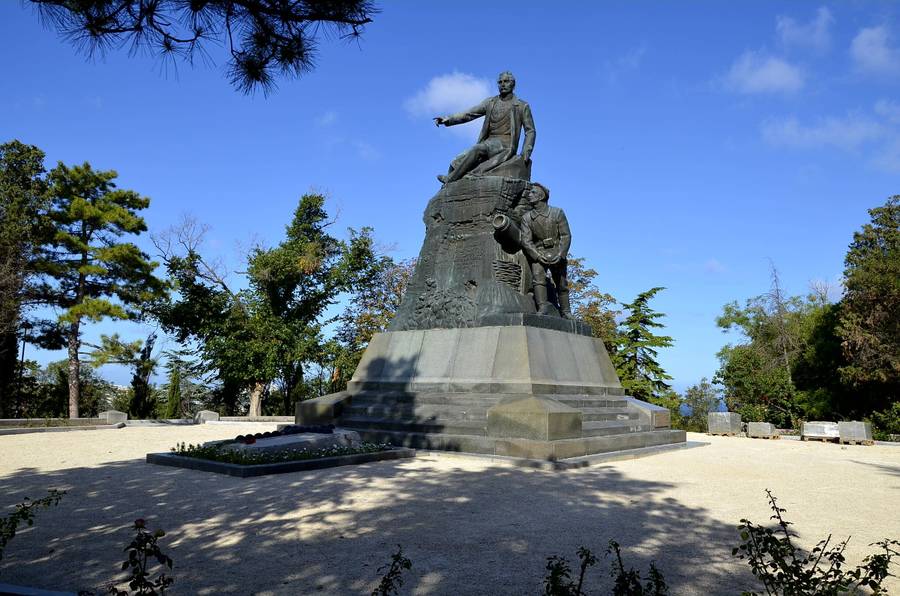 Памятник адмиралу Корнилову на месте его смертельного ранения на Малаховом кургане. Фото: tourister.ru