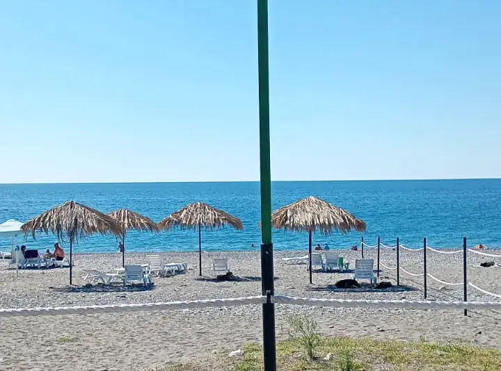 Собственный пляж с бесплатными шезлонгами и зонтиками