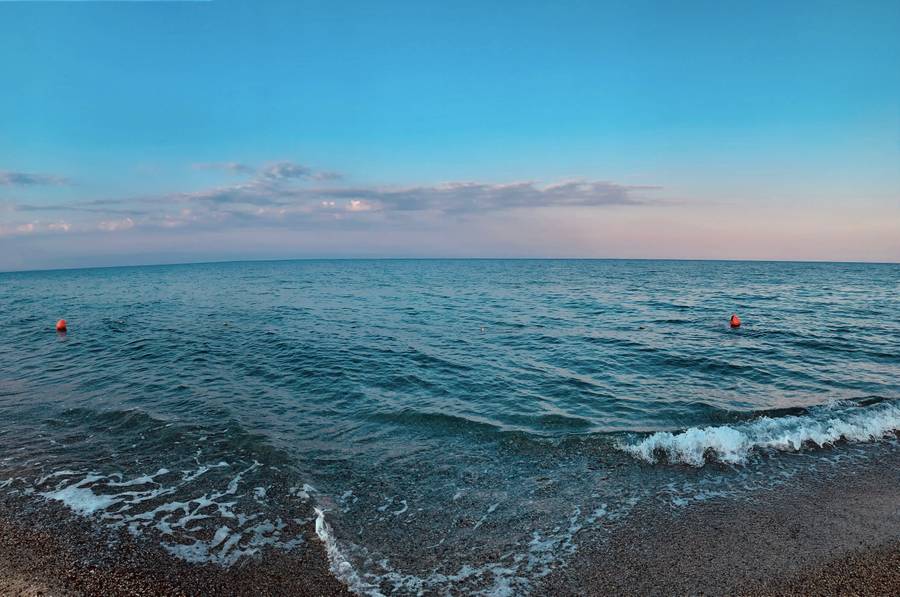 Море тут всегда спокойное, а пляжи полупусты. Источник:&nbsp;unsplash.com