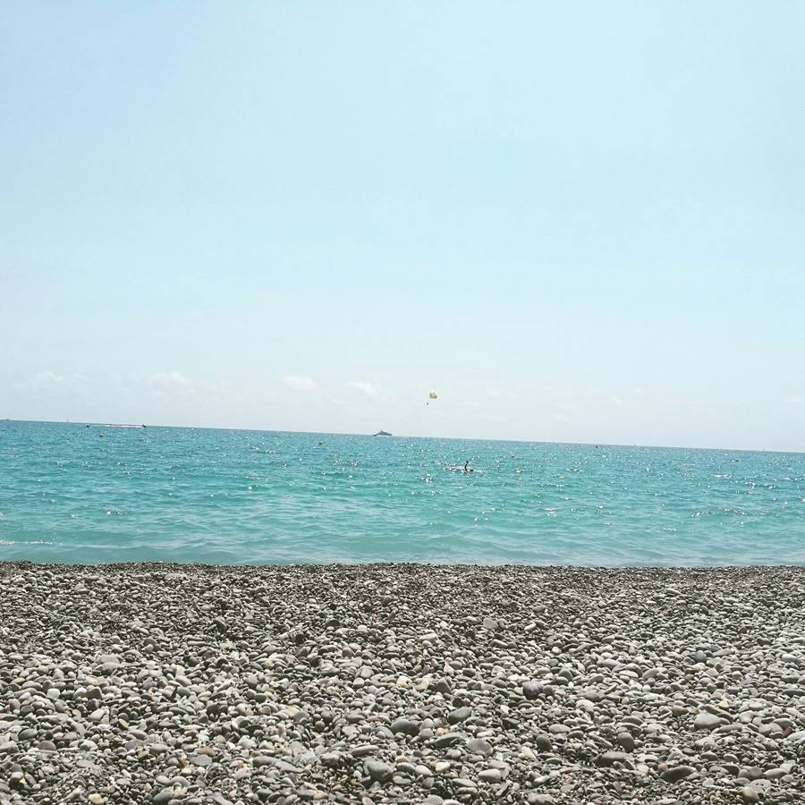 Море возле Гудауты чистое и спокойное. Источник:&nbsp;unsplash.com