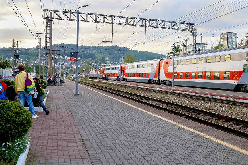 Поезд на ж/д вокзале Лоо. Источник: фотобанк Лори