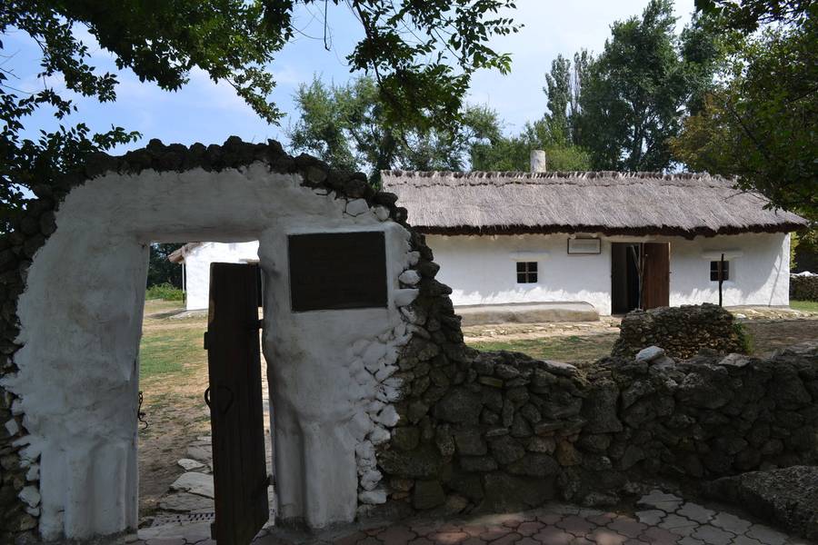 На территории музея два небольших домика, уличные экспозиции и памятник поэту
