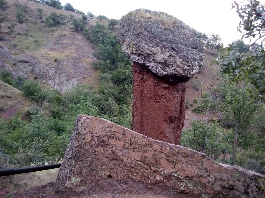 Один из каменных грибов долины Сотера. Фото: гид-по-крыму.рф