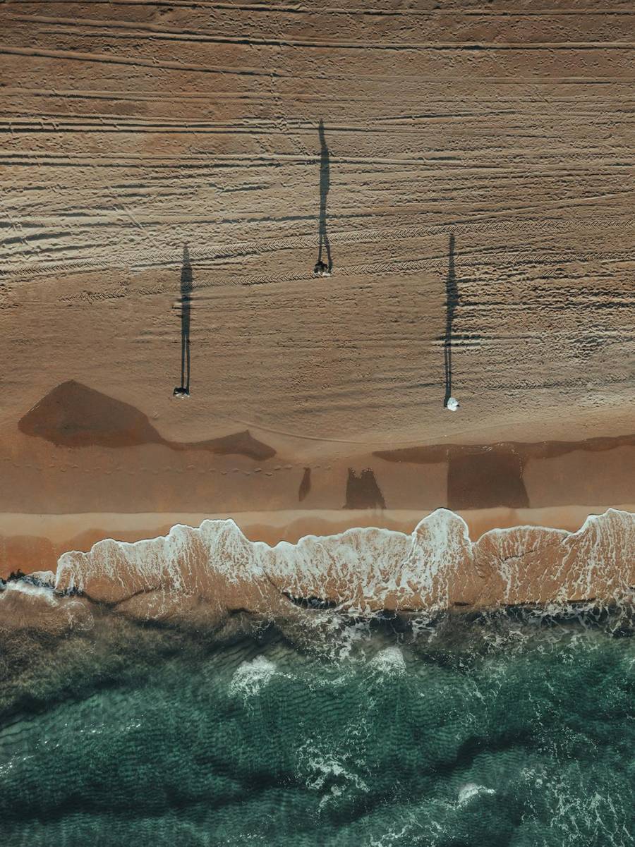 Люди на пляже Анапы. Вид сверху. Источник:&nbsp;pexels.com