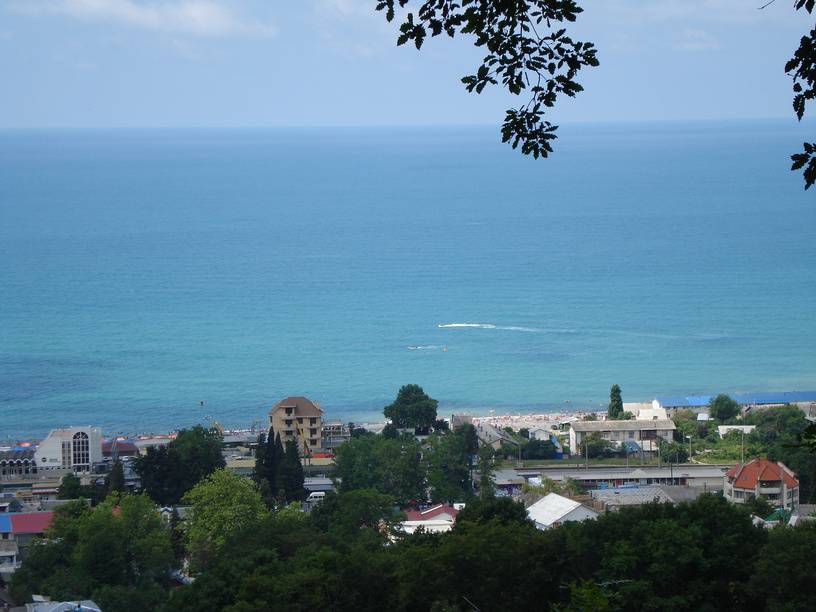 Прозрачный расположен в центре поселка. Источник: фотобанк Лори