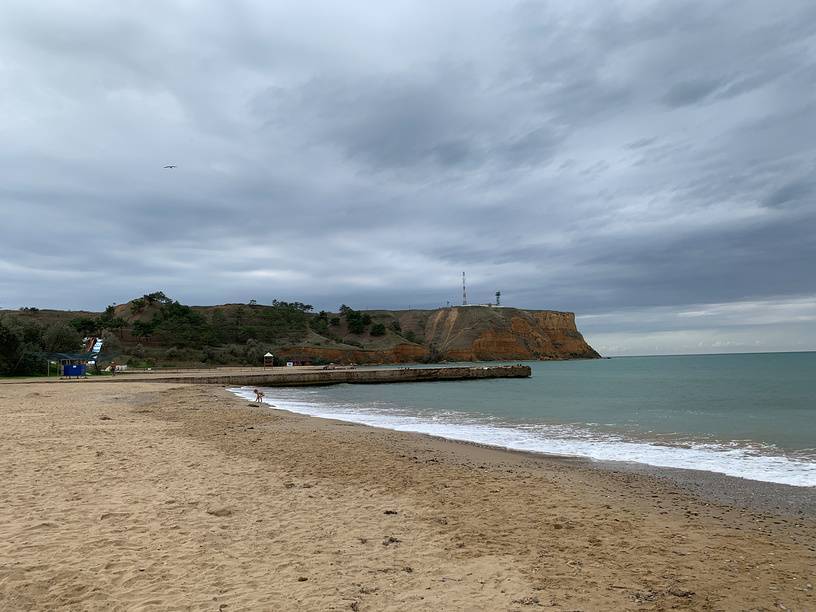 Пустынный пляж Песчаного у мыса Керменчик. Источник: фотобанк Лори