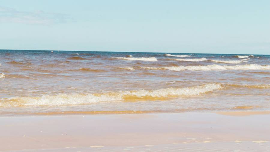 Покрытие на Якоре — мелкий песок, поэтому вода после шторма бывает мутноватой. Источник:&nbsp;unsplash.com