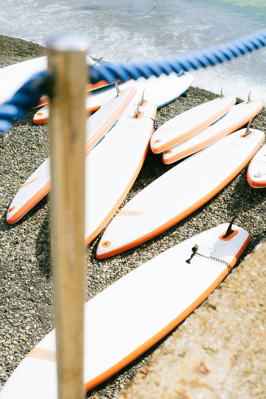 Доски на берегу поселка. Источник:&nbsp;unsplash.com