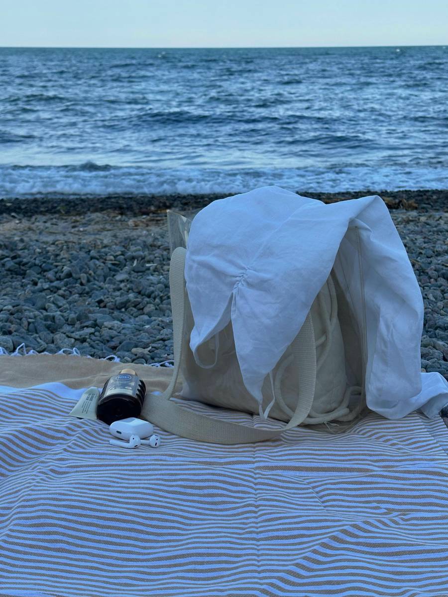 Этот галечный пляж вполне подходит для купания. Источник:&nbsp;pexels.com