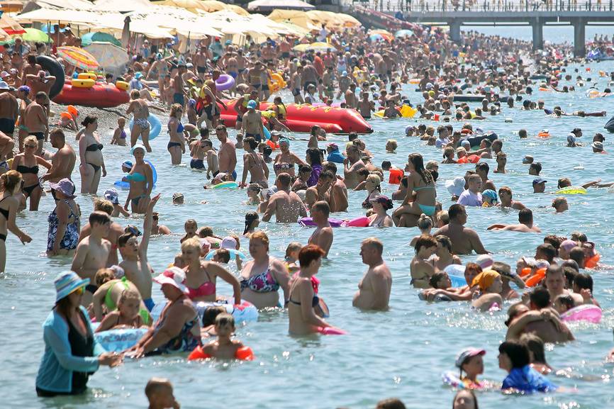 Столпотворение на пляжах Лазаревского. Источник: фотобанк Лори