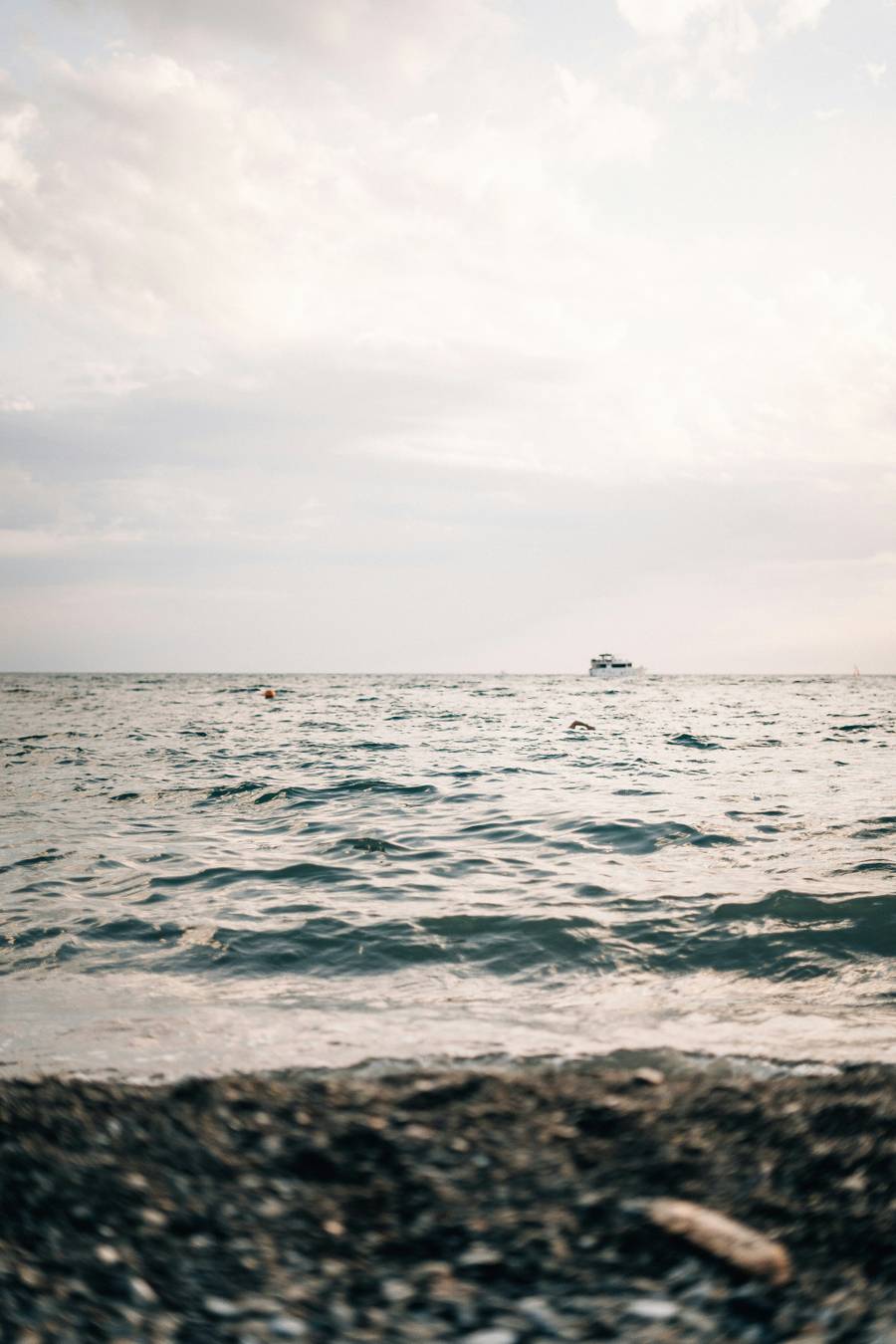 Поверхность пляжа покрыта крупной галькой. Источник:&nbsp;unsplash.com