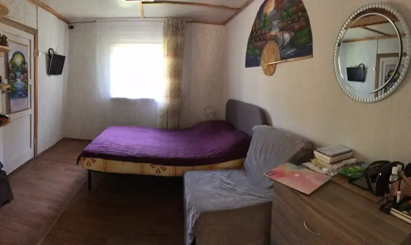 большая спальная комната , с дополнительным спальным местом ( кресло).