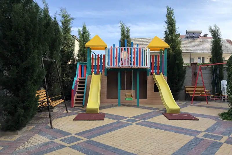 Детская площадка для наших маленьких гостей)