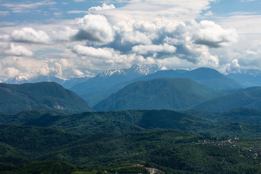 Вид с горы Большой Ахун. Фото: skosarevdenis.wixsite.com