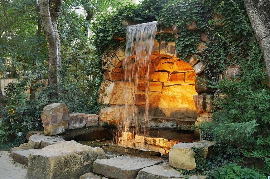 Ближе к вечеру объекты в Старом парке подсвечиваются. Источник: фотобанк Лори