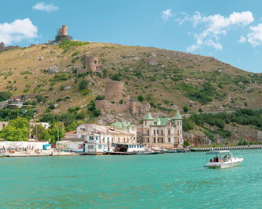 Путь на пляж пролегает мимо крепости Чембало. Источник:&nbsp;pexels.com