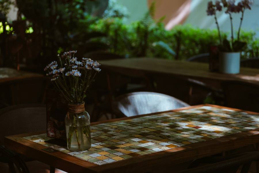 В Джубге полно уличных кафе. Источник:&nbsp;unsplash.com