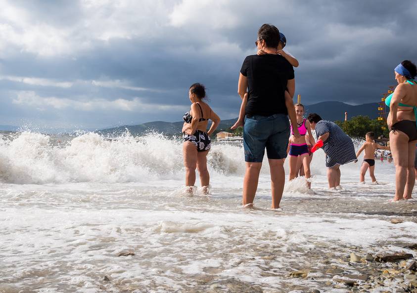 Отдыхающие на пляже Кабардинки. Источник: фотобанк Лори