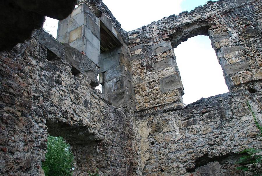 Развалины дворца Чачба-Шервашидзе внутри. Фото: popgun.ru&nbsp;