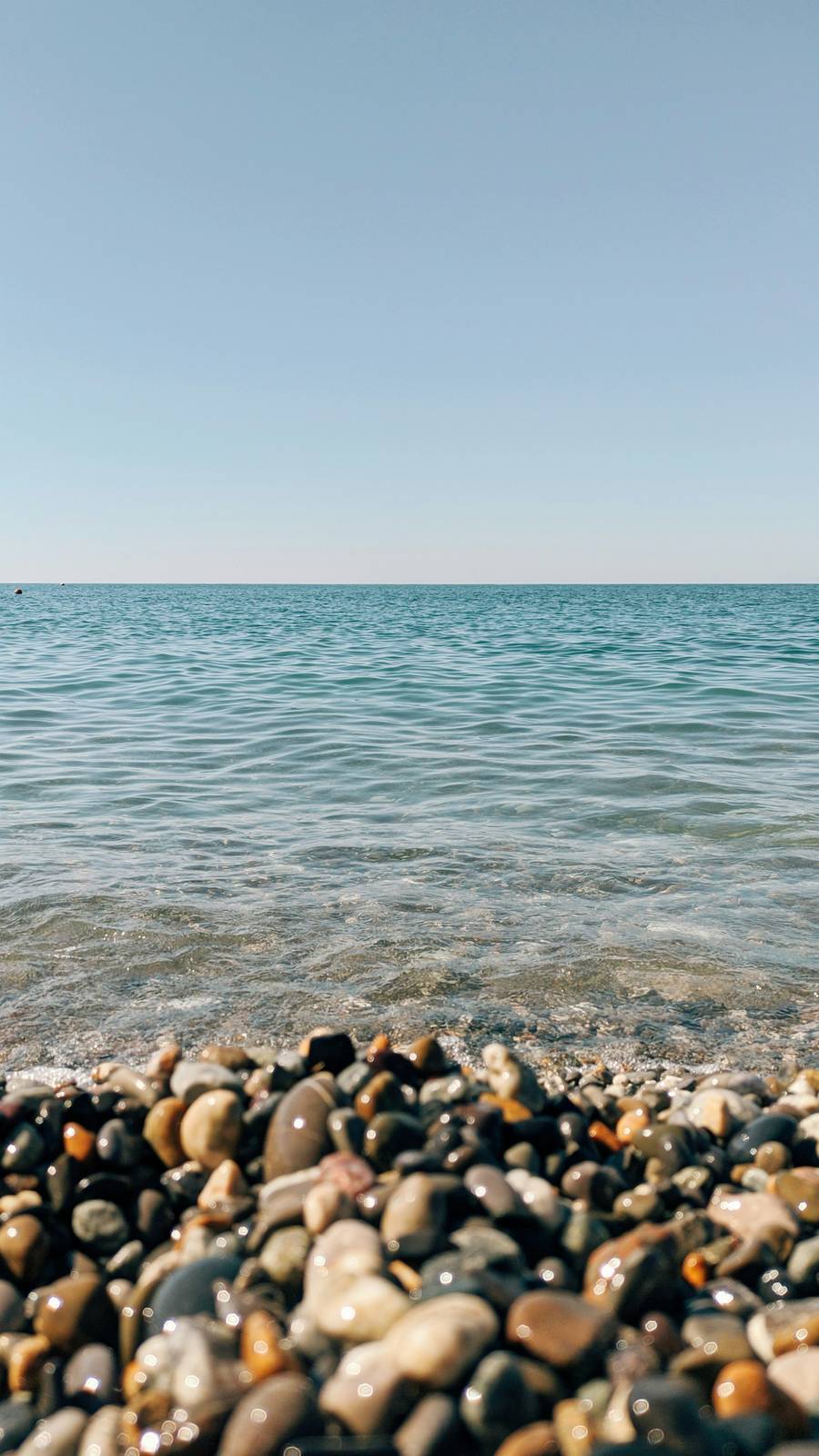 Галька на Центральном пляже мелкая, а вода кристально чистая. Источник:&nbsp;unsplash.com