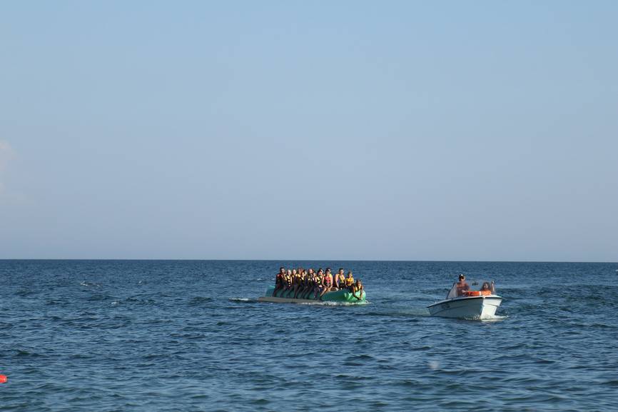 Катание на банане в акватории Золотого пляжа. Источник: фотобанк Лори