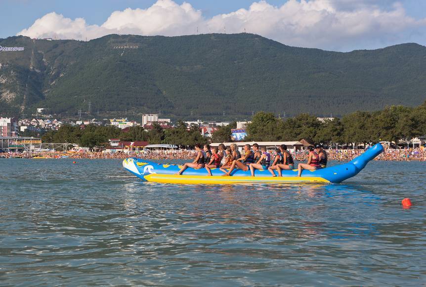На побережье Геленджика полно развлечений. Источник: фотобанк Лори
