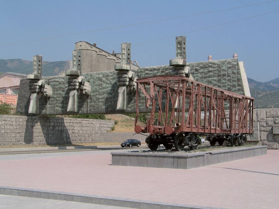 Мемориал «Рубеж обороны» и «Расстрелянный вагон». Фото: train-photo.ru