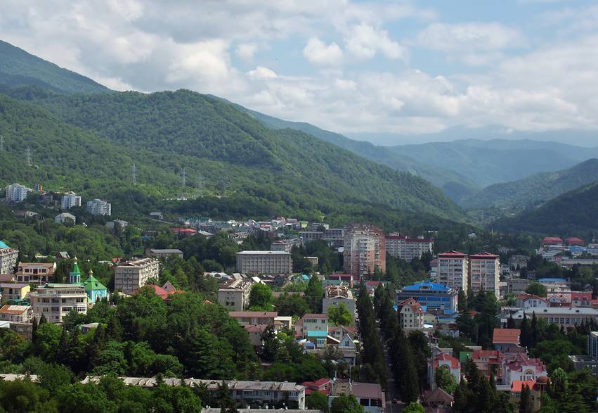 Горы в Лазаревском — это не только красота, но и защита от холодных ветров. Источник: Lori.ru