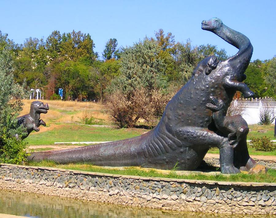 Одна из визитных карточек парка&nbsp;— «Борьба бронтозавра с цератозаврами», нашедшая свое отражение в гербе города. Фото: vkrim.info