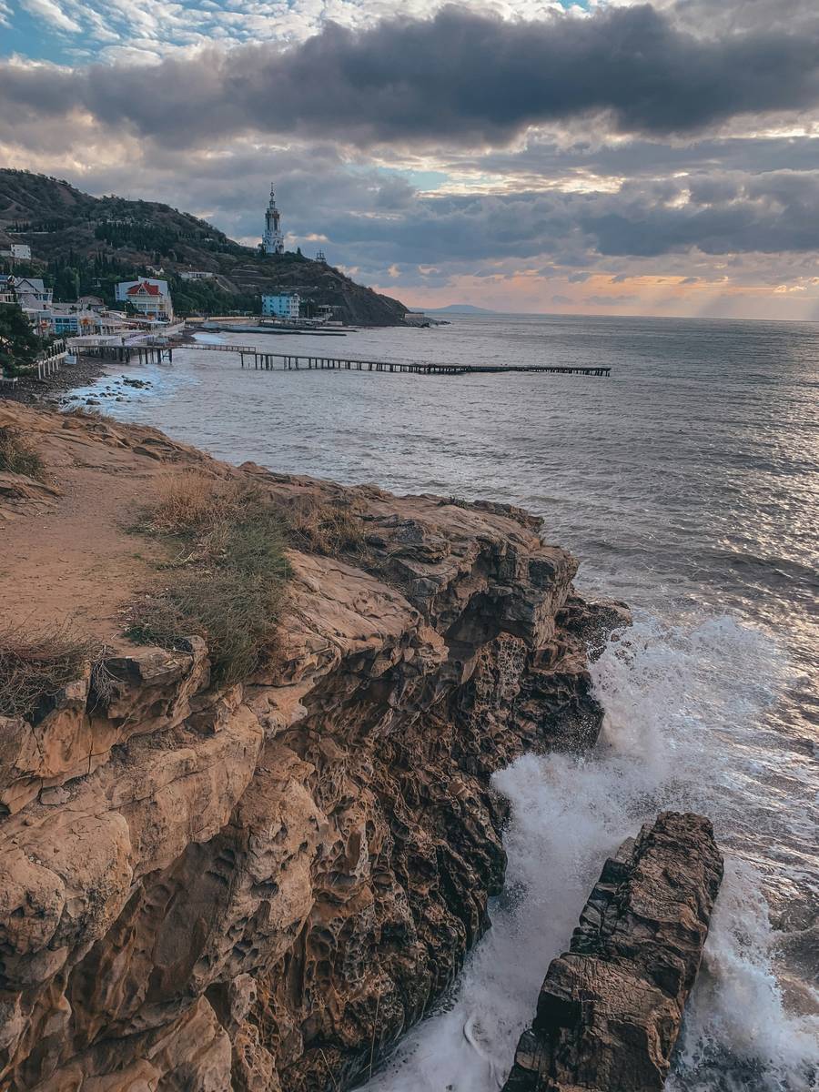 Храм-маяк на Алуштинском побережье. Источник:&nbsp;unsplash.com