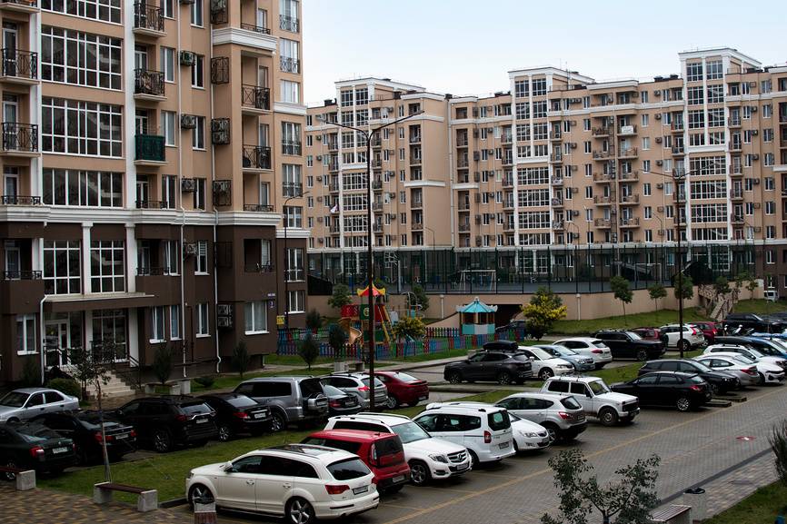 В современных жилых комплексах Лазаревского жилье сдается круглый год. Источник: Lori.ru
