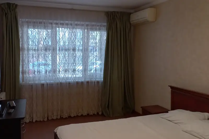 Двухспальная кровать в одной из комнат
