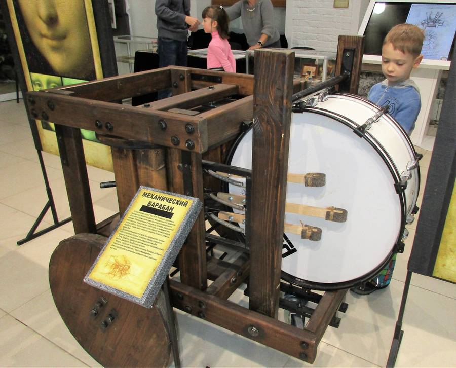 Механический барабан по чертежам Леонардо да Винчи. Фото: tourister.ru