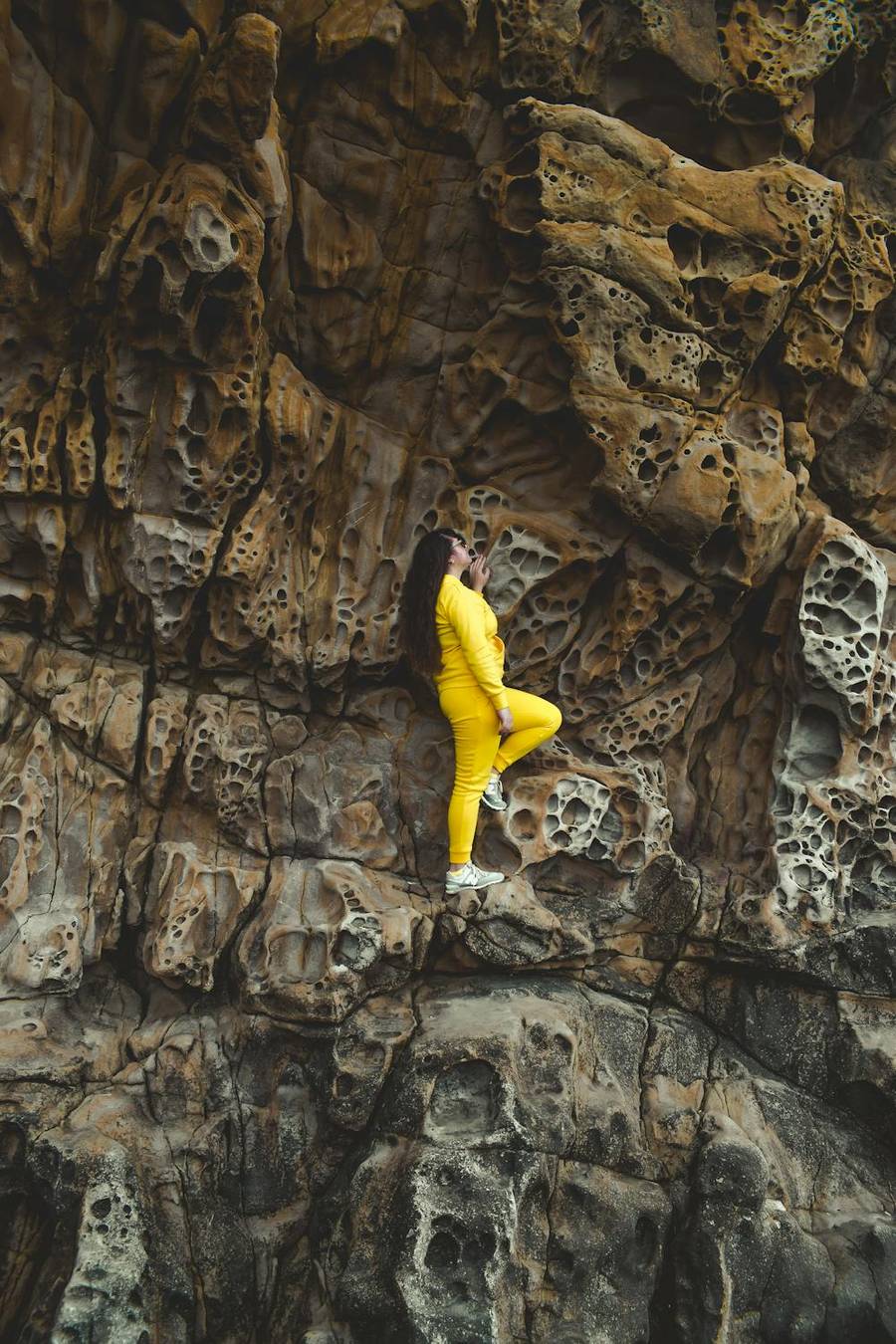 Сырные скалы на одном из Алуштинских пляжей. Источник:&nbsp;pexels.com