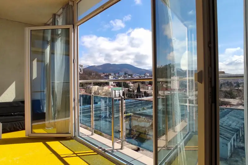 Окна на балконе распашные. Можно принимать солнечный ванны и дышать морским бризом.