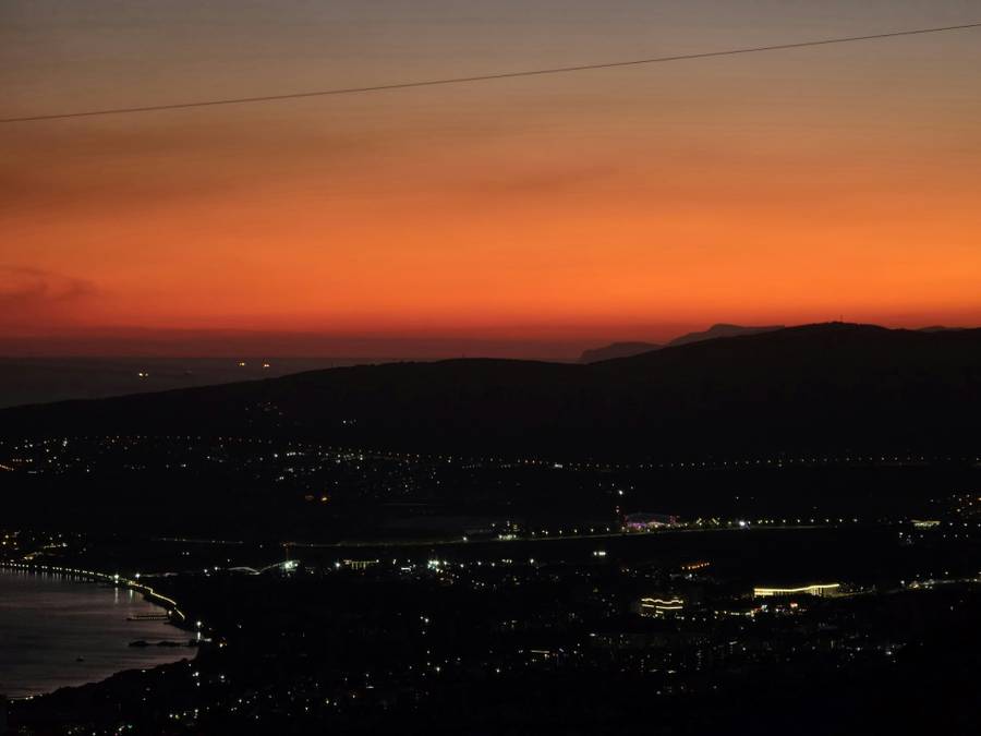 Вид на вечерний Геленджик с одного из хребтов. Источник:&nbsp;unsplash.com