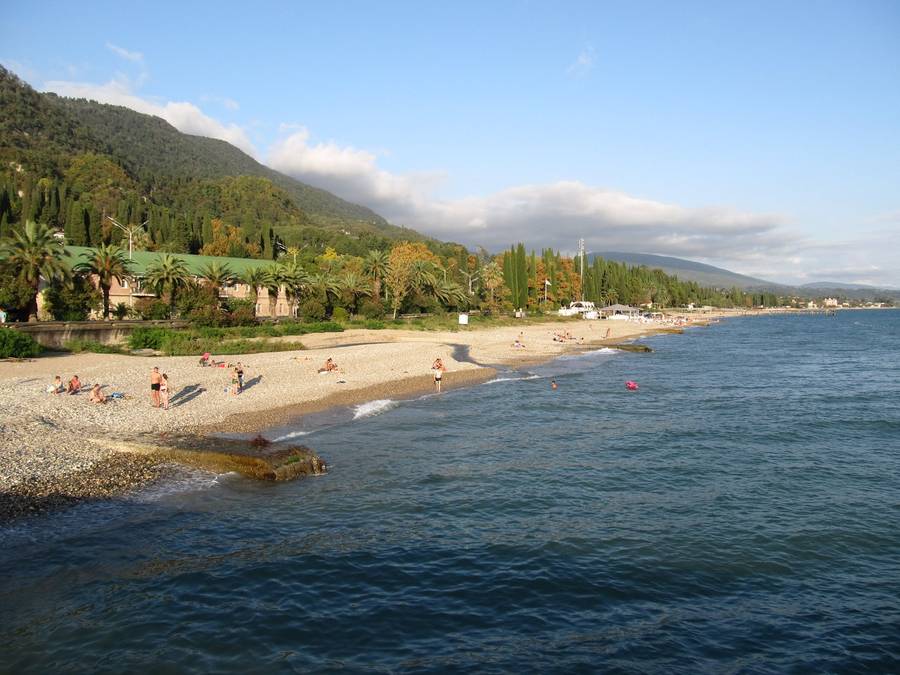 Пляж Гудауты в ноябре. Фото: abhazia-stranadushi.ru